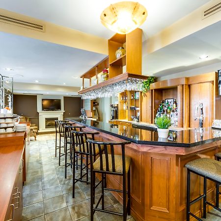Monte Carlo Inn Oakville Suites Exteriör bild