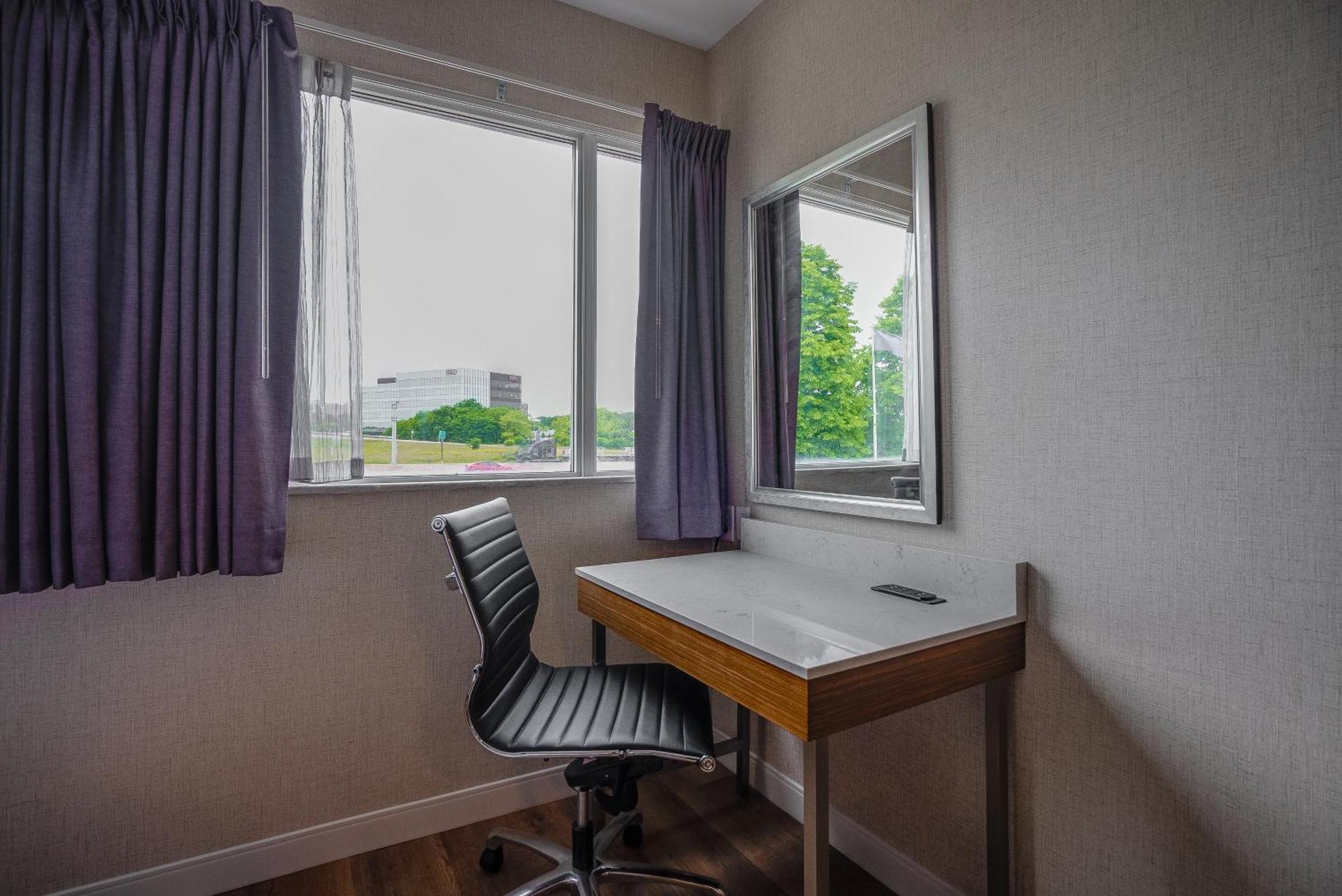 Monte Carlo Inn Oakville Suites Exteriör bild