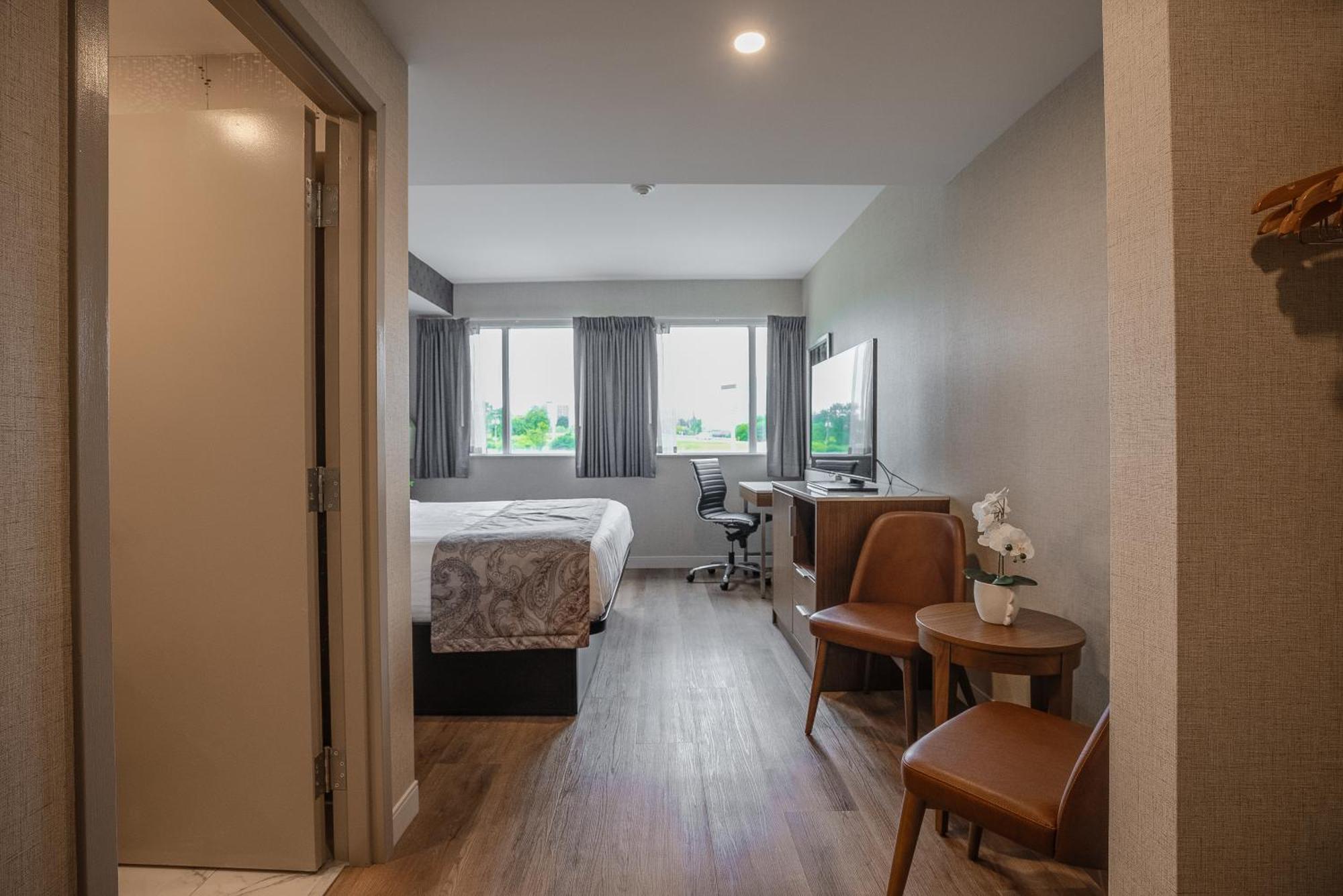 Monte Carlo Inn Oakville Suites Exteriör bild