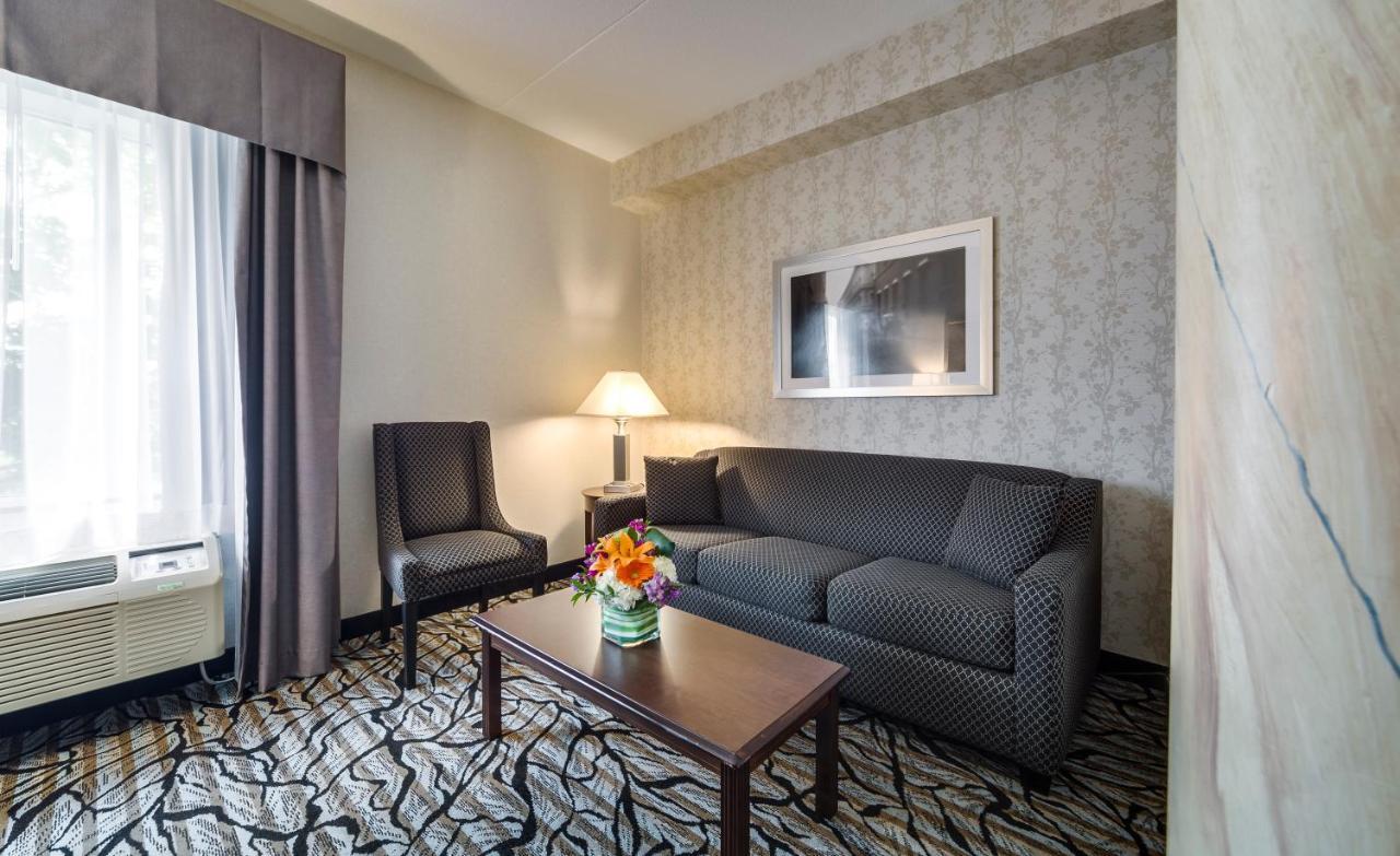 Monte Carlo Inn Oakville Suites Exteriör bild